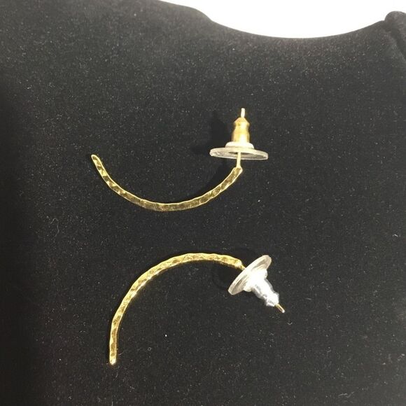 Hammered Gold Tone Curved Bar Earrings (G1) - Picture 3 of 4